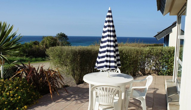 Warmth and comfortable house with a 180° view of the sea in Plouhinec. in Plouhinec