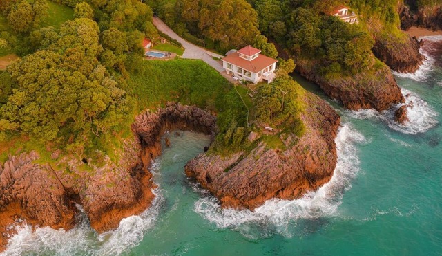Wishome—A dreamy private villa overlooking the sea, with a pool