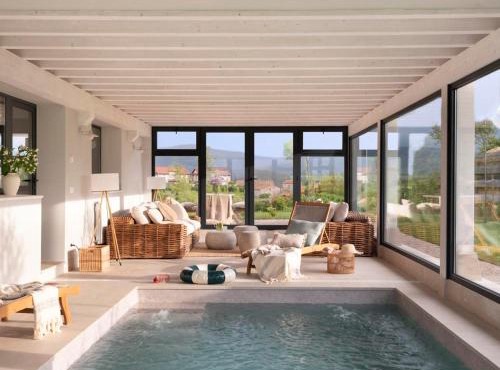 Wishome- Impresionante villa con gran jardín y piscina, Vistas al mar y Picos de Europa