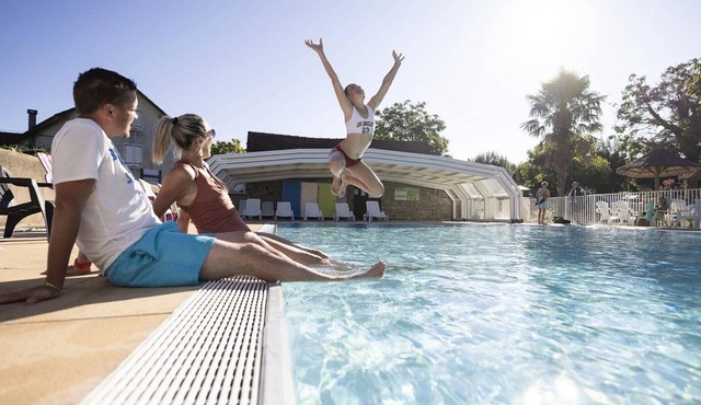 ZEcamping 4 étoiles piscine couverte animations locatif TV LV clim 37m2 in Thégra
