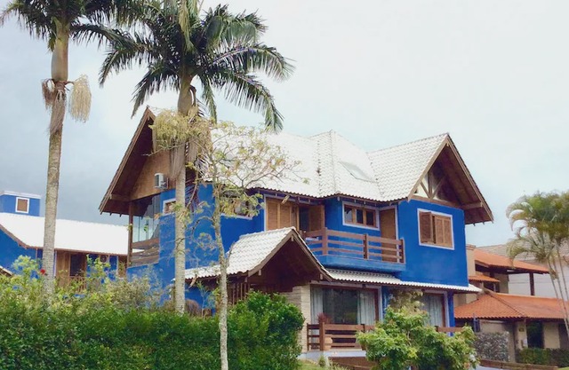 BLUE HOUSE IN INTERNATIONAL JURERÊ in Florianópolis