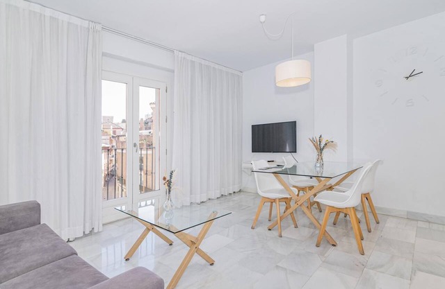 Spacious and modern Apartment with free parking in the heart of Granada 6