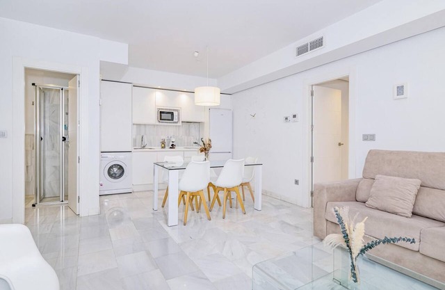 Spacious and modern Apartment with free parking in the heart of Granada 8