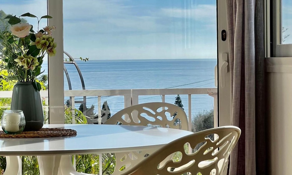 Benajarafe Apartment | Apartment 'Paraiso Del Sol Frente Al Mar' with Sea View, Wi-Fi and Air Conditioning