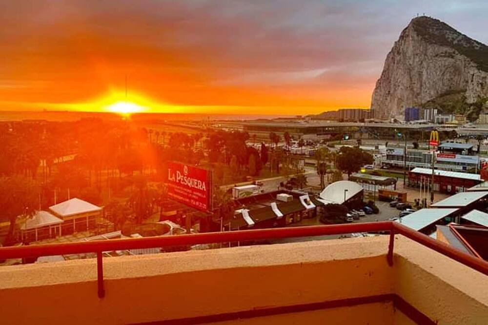 La Linea de la Concepcion Apartment | Homerez - Appartement 500 m away from the beach for 5 ppl. with sea view