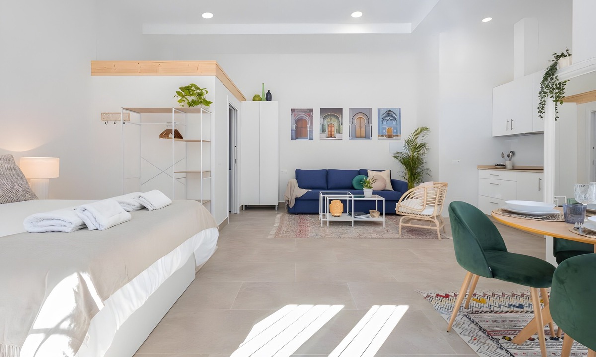 Malaga-Este Apartment | Studio Apartment 'Oasis Del Candado' with Wi-Fi and Air Conditioning