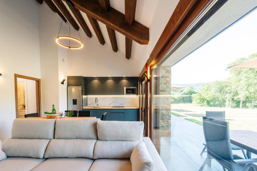 Periurbano - Rural Apartment | FINCA GIJON SUITES - Apartamentos con jardín y terraza privados, ubicados en un santuario natural estratégicamente situados que combinan mar y montaña con las comodidades de la ciudad, son tu base ideal para conocer Gijón y el Principado de Asturias