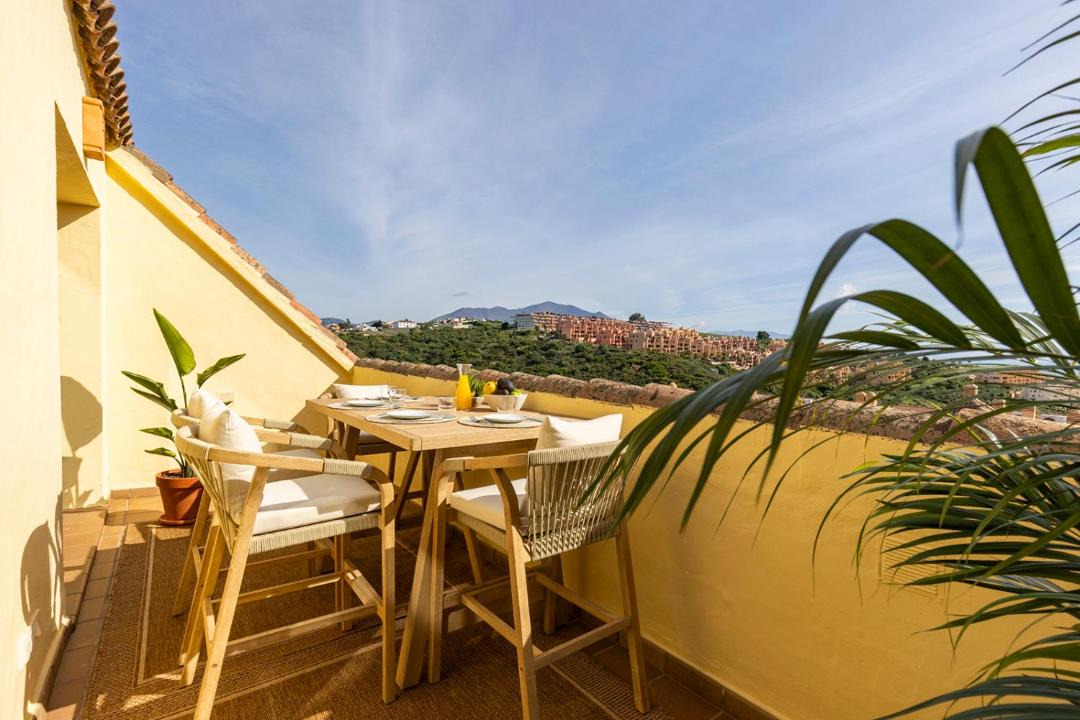 Castillo de Sabinillas Apartment | Cosy Sea View Flat with Terrace & Pool