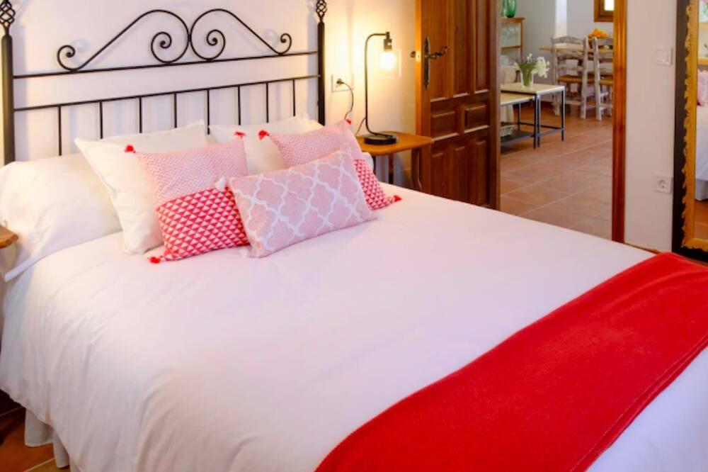 Photo of Bedroom in Alozaina