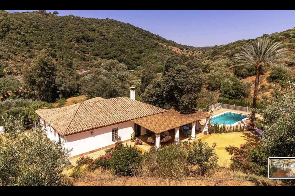Photo of Outdoor in Lora Del Rio