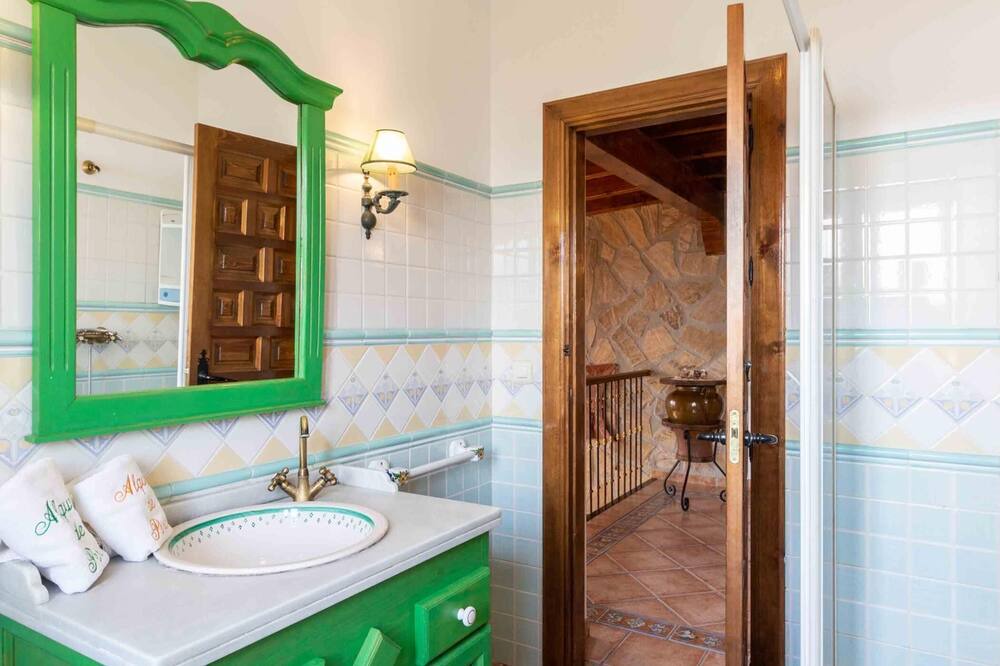 Photo of Bathroom in Escuzar