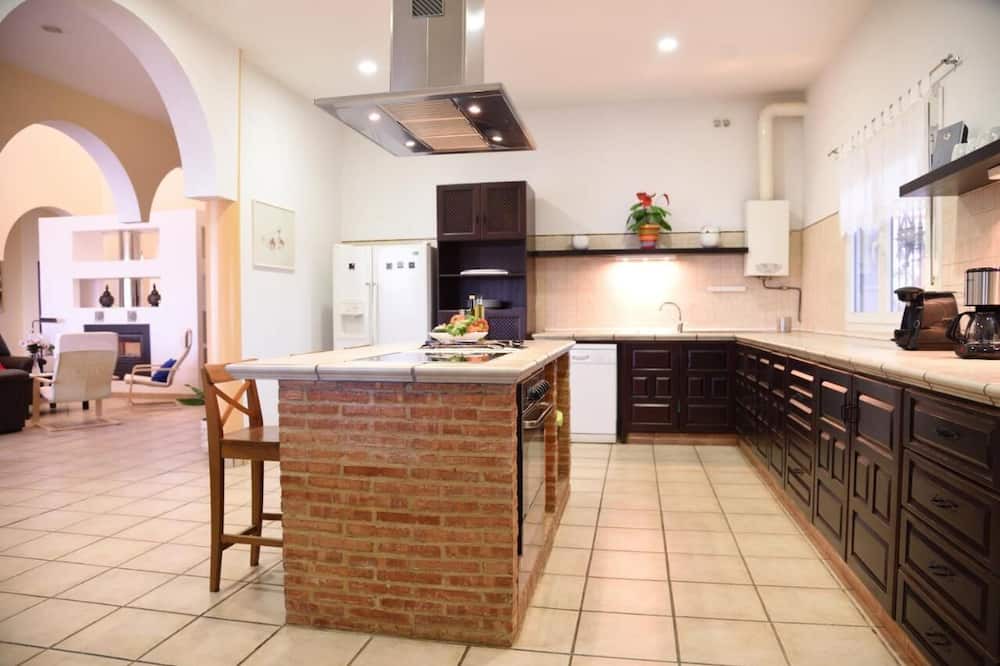 Photo of Kitchen in Lora Del Rio