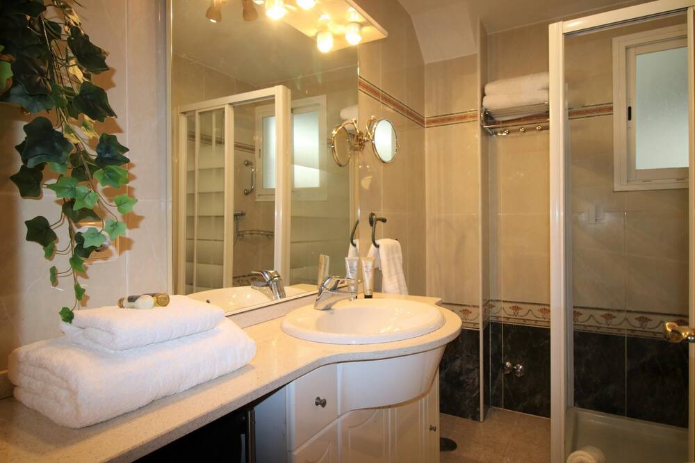 Photo of Bathroom in Leon XIII-Los Naranjos