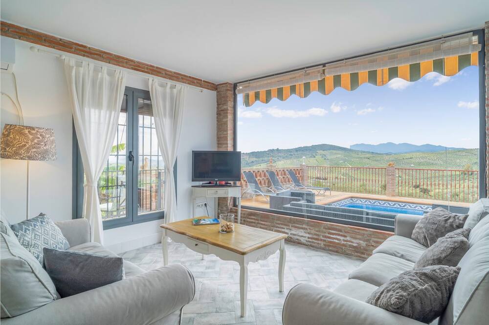 Photo of Bedroom in Alozaina