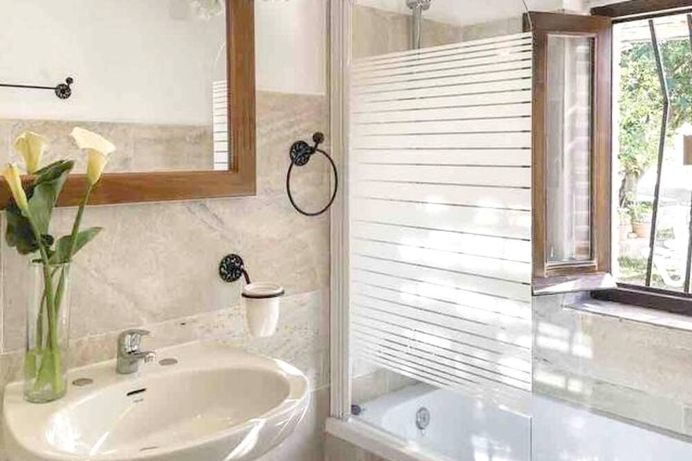 Photo of Bathroom in Benamahoma