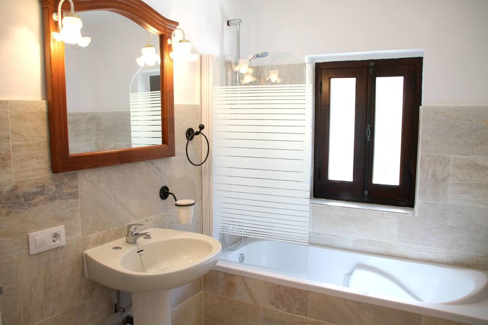 Photo of Bathroom in Benamahoma