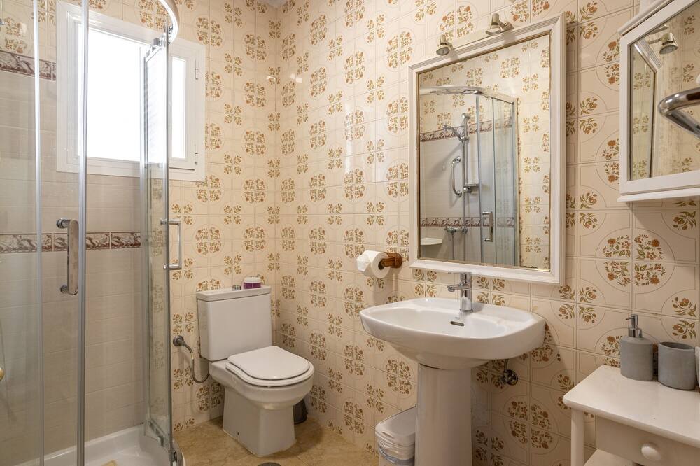 Photo of Bathroom in Maro