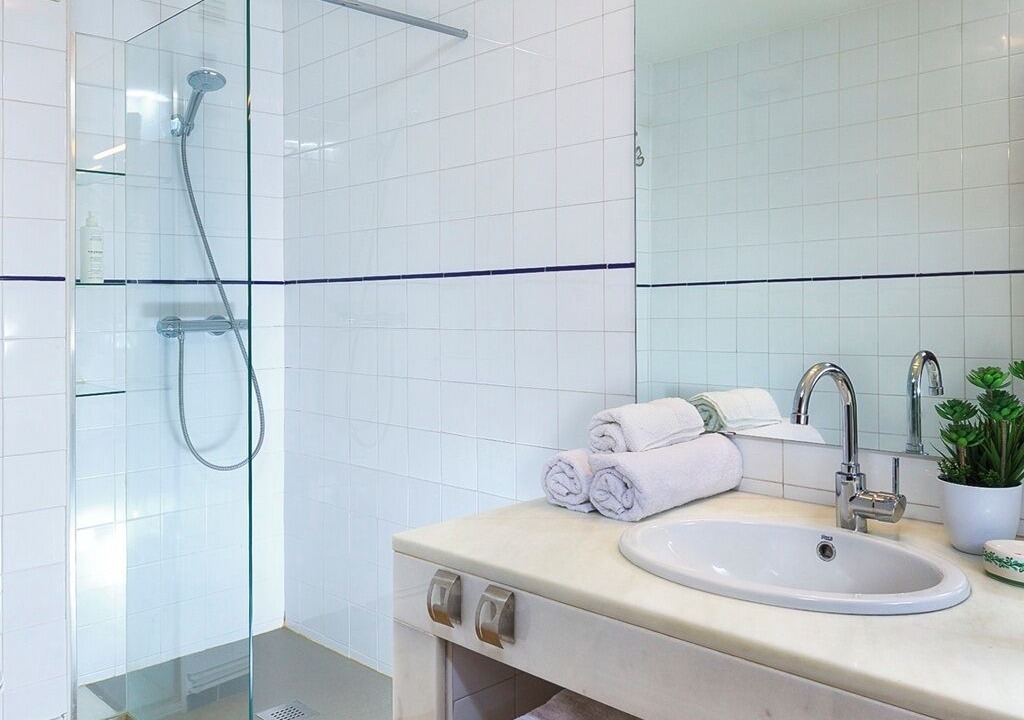 Photo of Bathroom in Central District