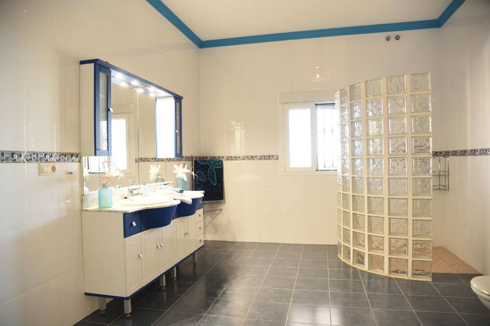 Photo of Bathroom in Lora Del Rio