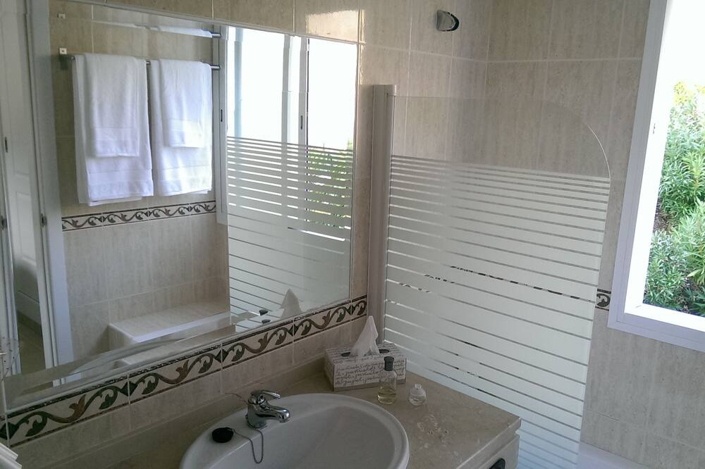 Photo of Bathroom in Benagalbon