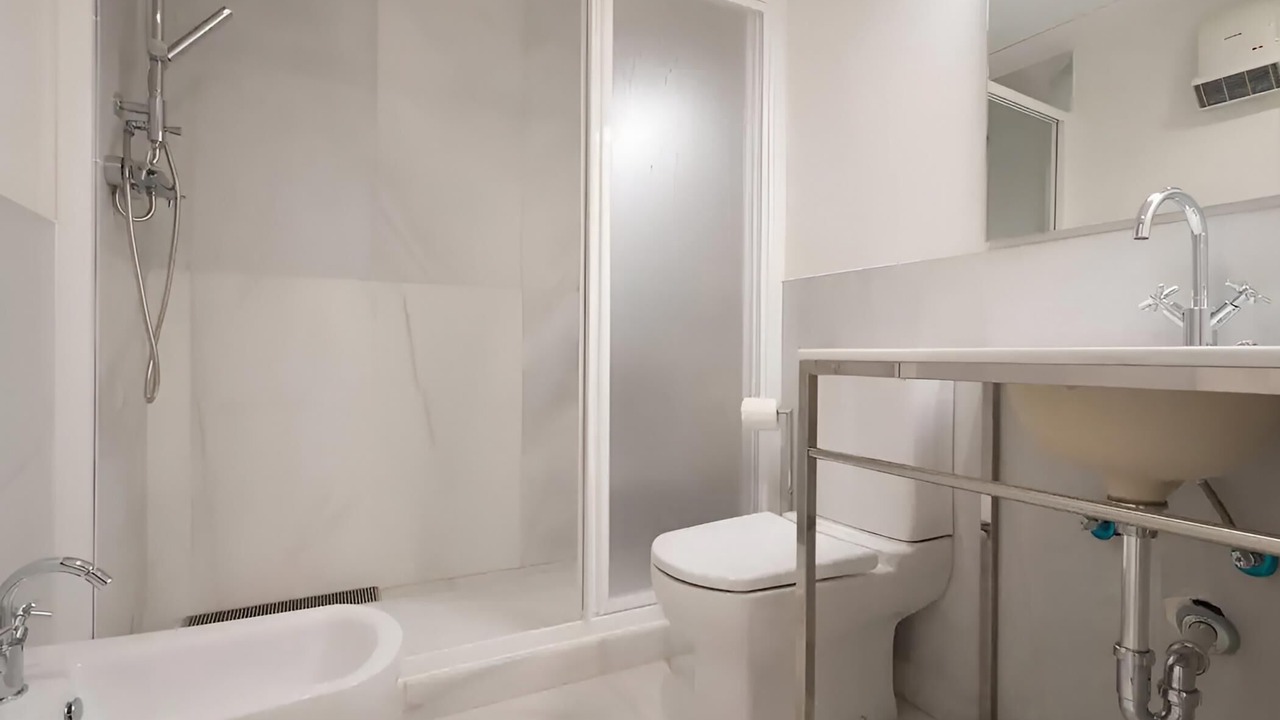 Photo of Bathroom in Central District