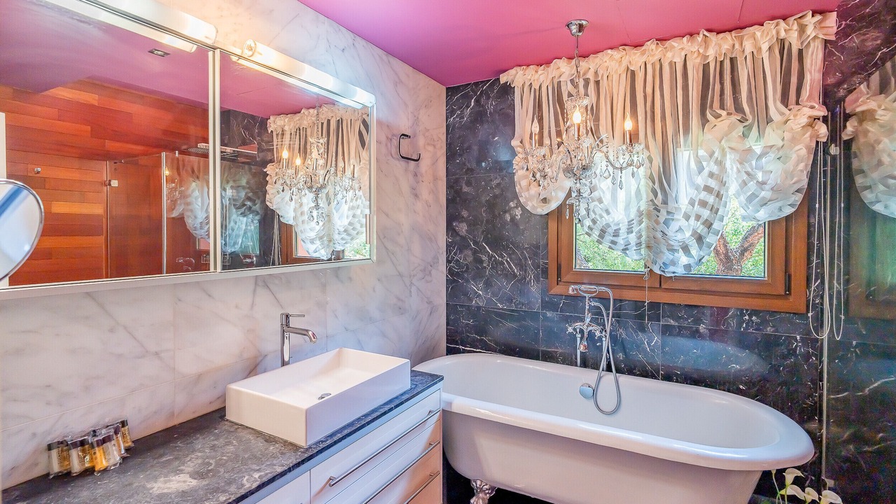 Photo of Bathroom in Coin