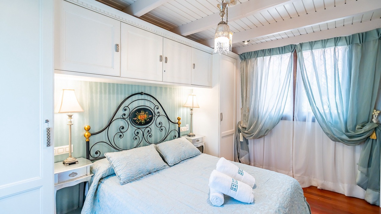 Photo of Bedroom in Coin