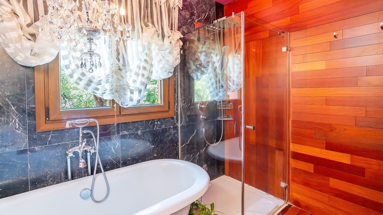 Photo of Bathroom in Coin