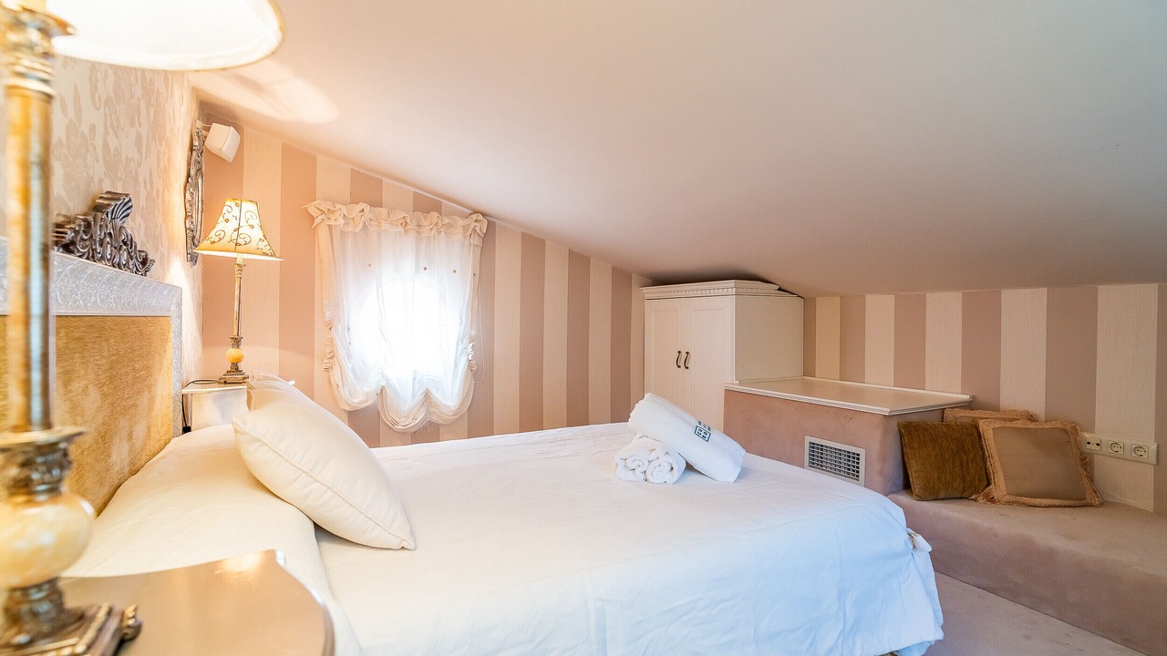 Photo of Bedroom in Coin