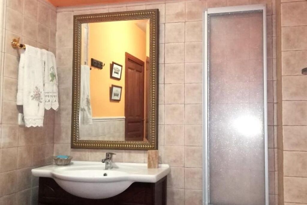 Photo of Bathroom in Plasenzuela