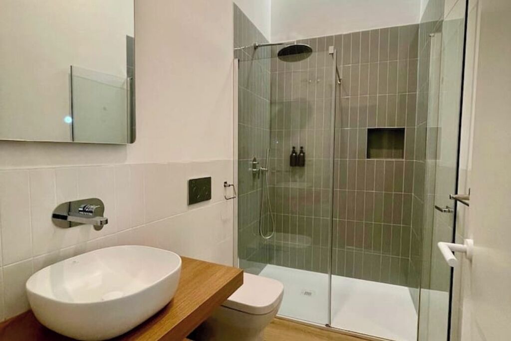 Photo of Bathroom in Feria
