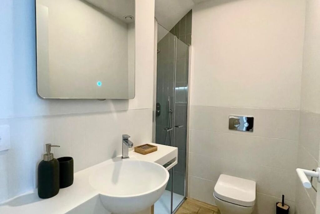 Photo of Bathroom in Feria