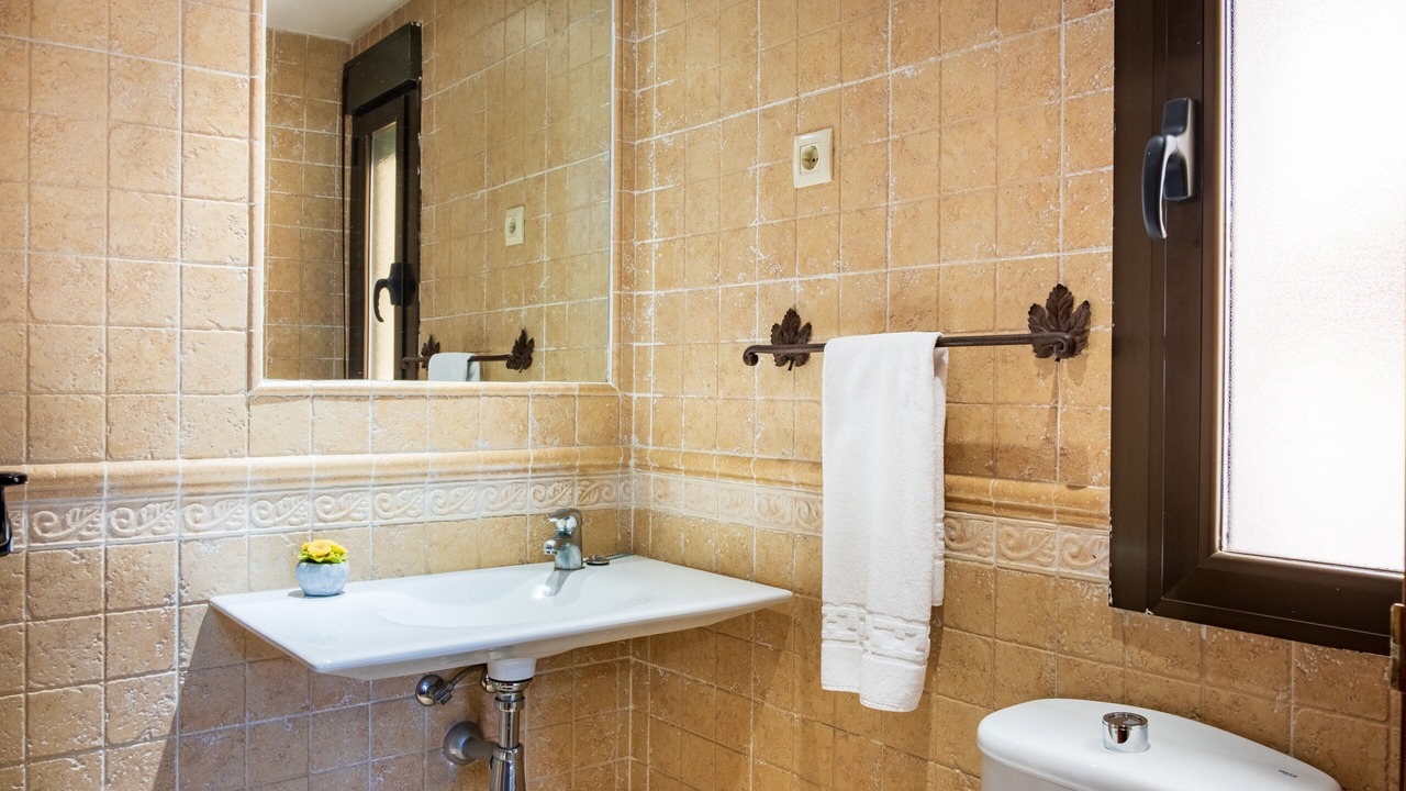 Photo of Bathroom in Mombeltran