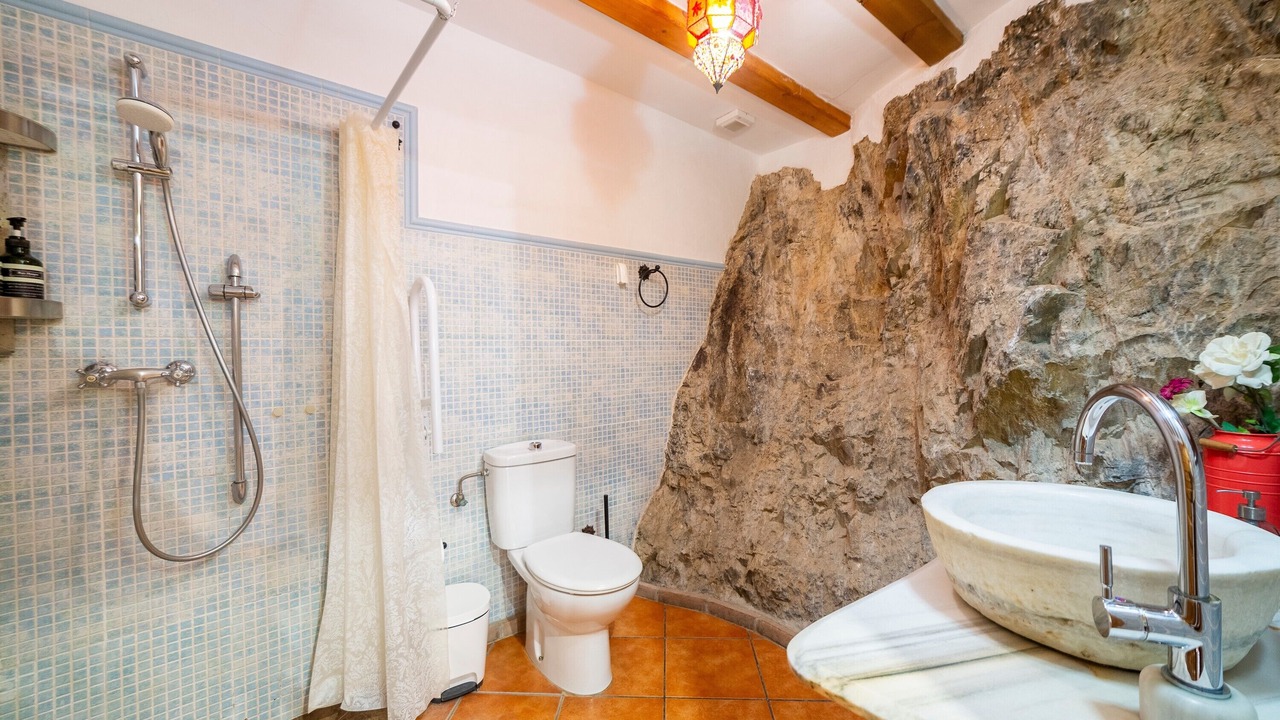 Photo of Bathroom in Laroya