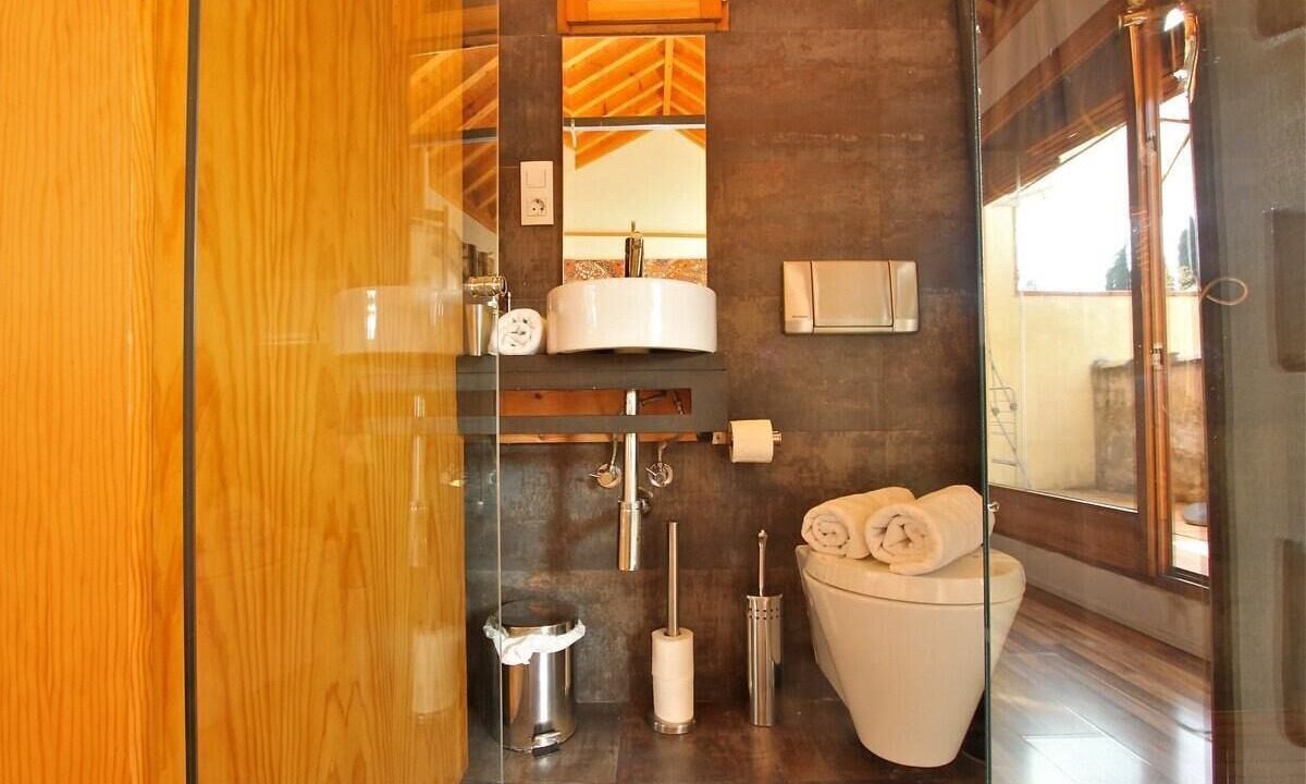 Photo of Bathroom in Central District