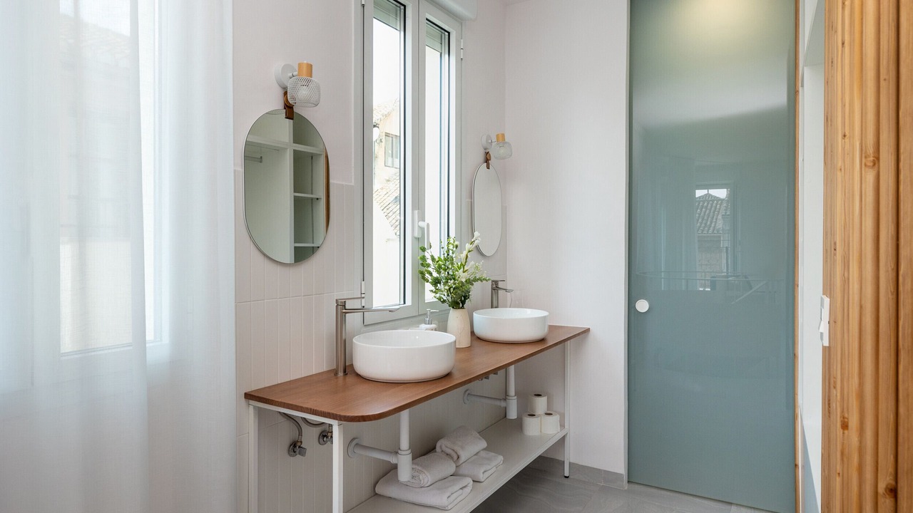 Photo of Bathroom in Central District
