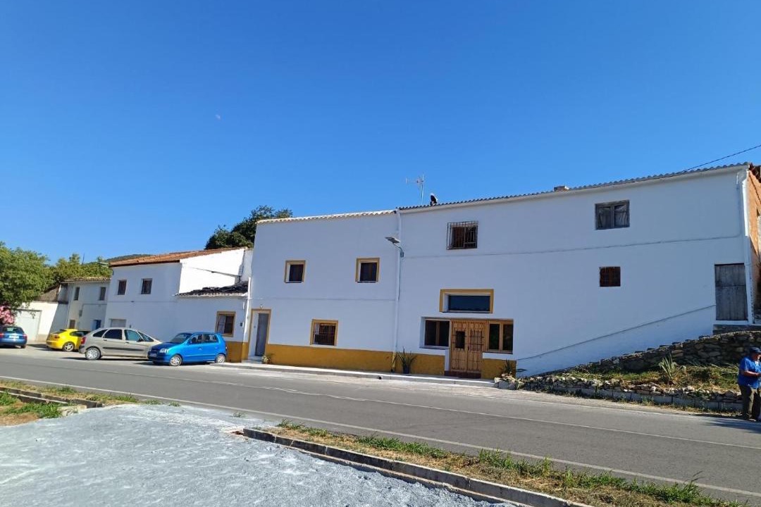 Photo of Buildings in Seron