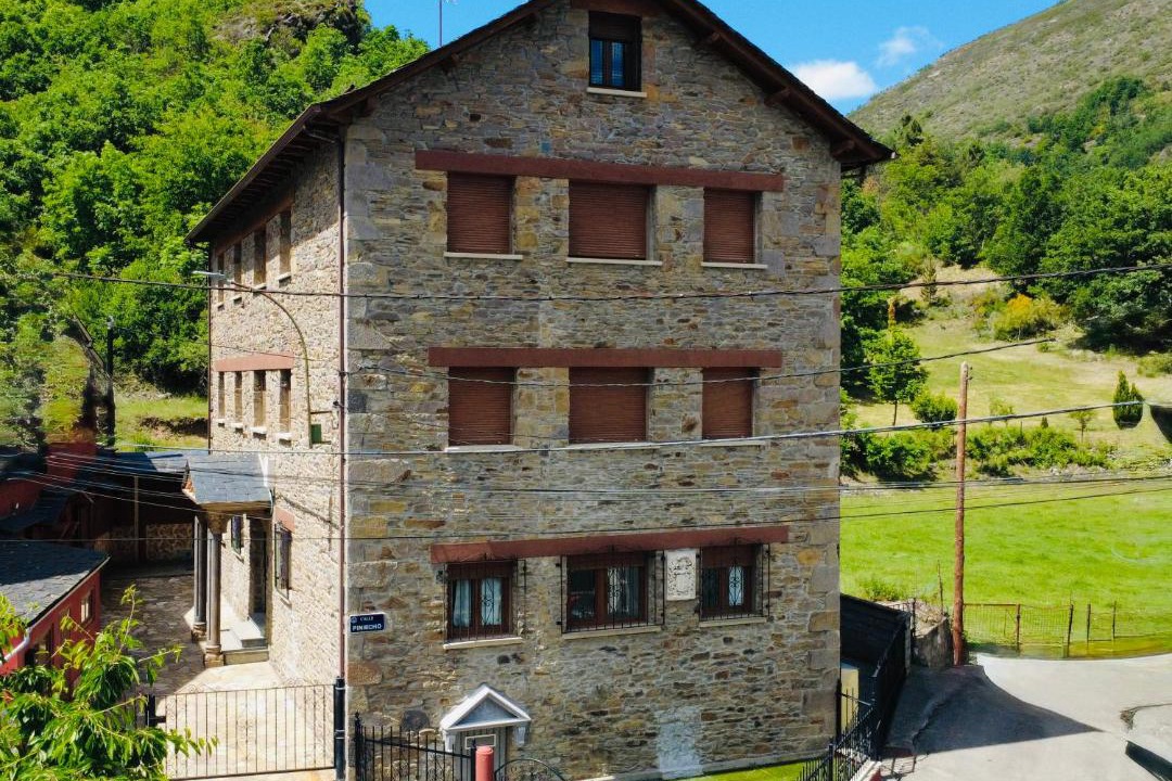 Photo of Buildings in Caboalles de Abajo