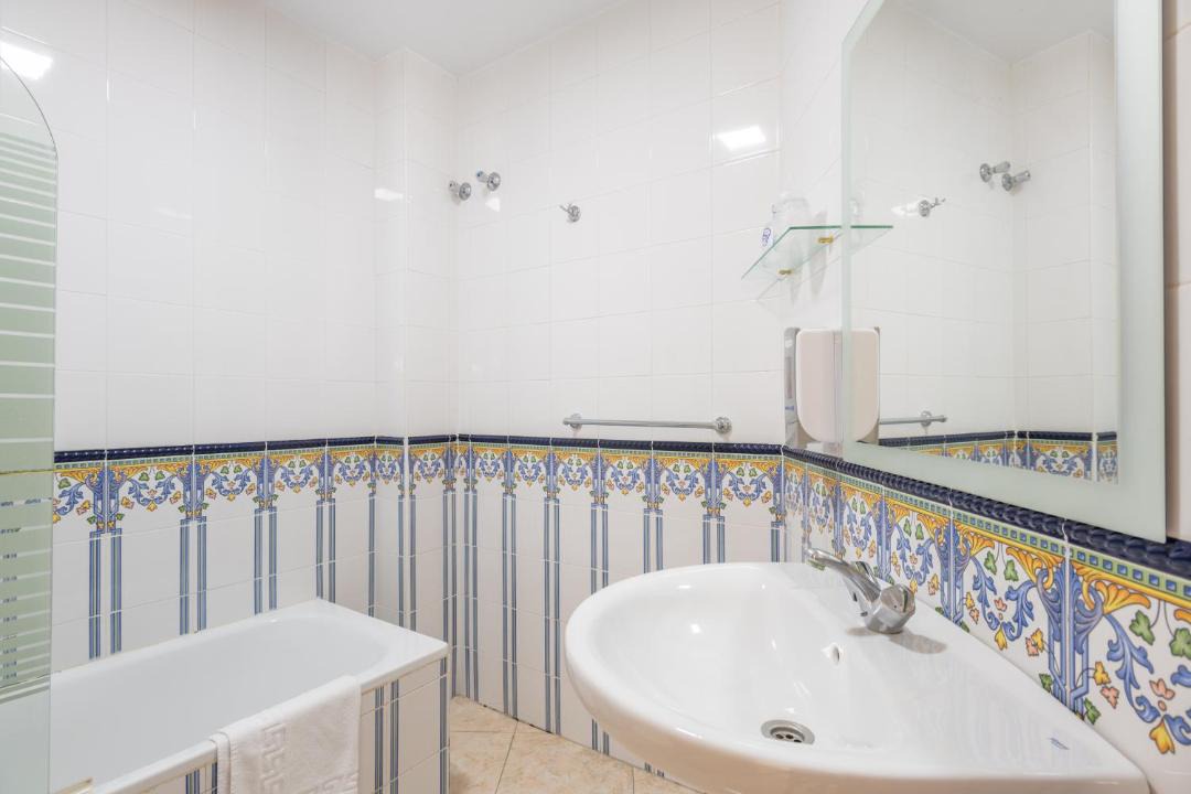Photo of Bathroom in Maro