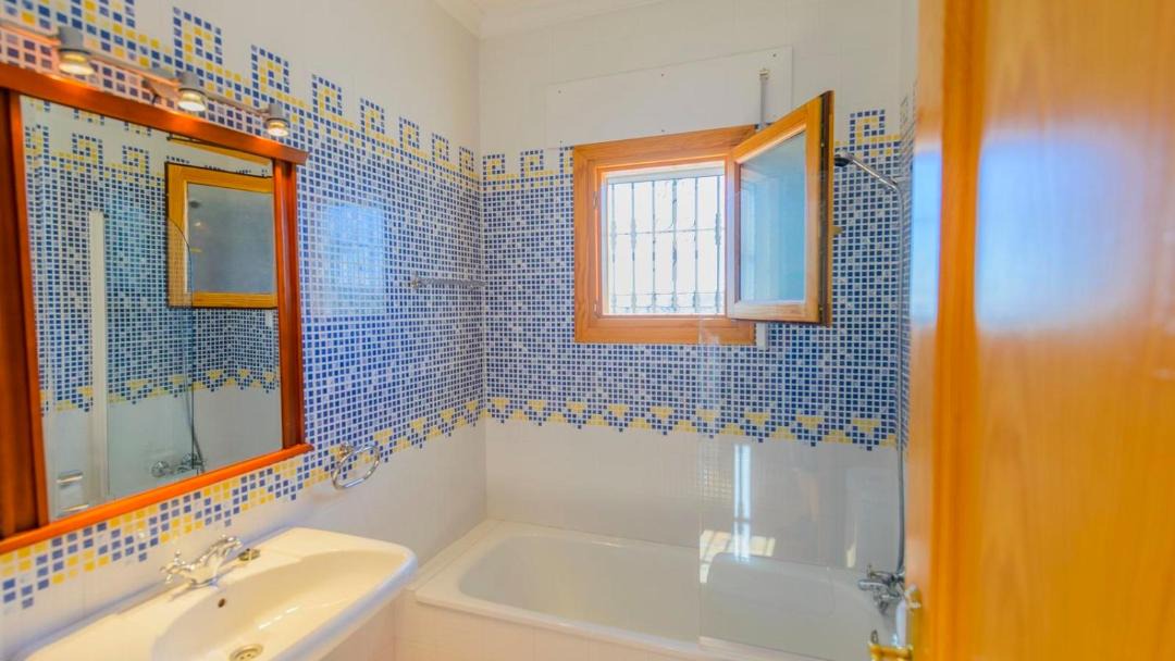Photo of Bathroom in Canillas de Albaida