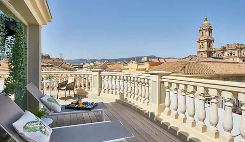 Luxe Essence Larios Views