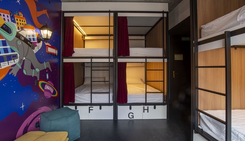 Premium Room (private, 8 beds)