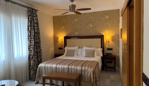 Deluxe Suite, 1 King Bed, Patio, Garden View
