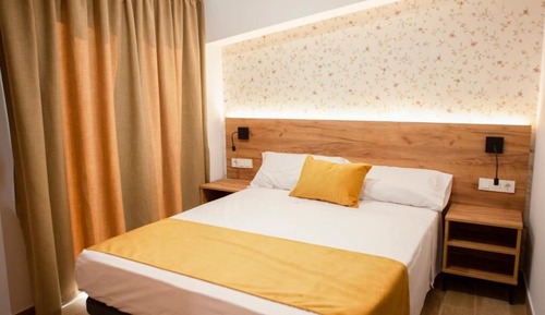 Double or Twin Room, 1 Queen Bed, Roll-in Shower, Non Smoking