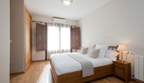 Deluxe Double Room, Private Bathroom, City View (Alhambra)