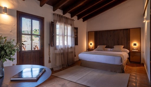 2 Bedrooms House