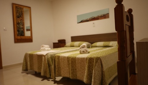 Habitación doble con baño privado externo.