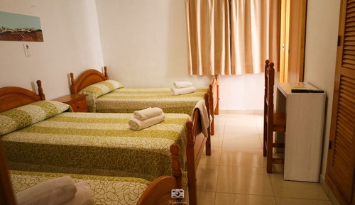 Habitación triple con baño privado.