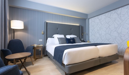 Twin Room (Interior)