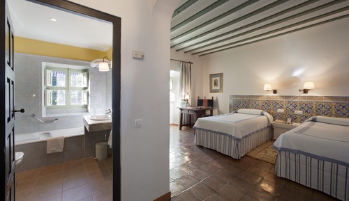 Standard Twin Room (2 Adults and 1 Child)